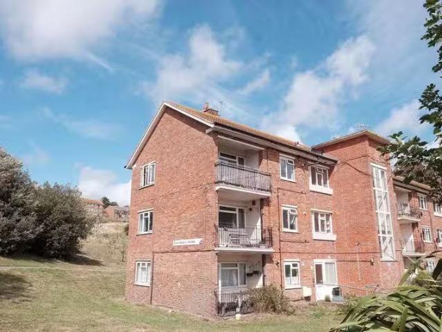 Just in! 1 BA 2 bedroom flat for rent in Craven Road, Brighton.