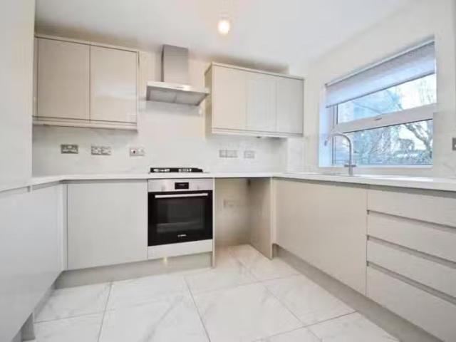 Just in! 1 BA 2 bedroom flat for rent in Greenwood Close Sidcu.