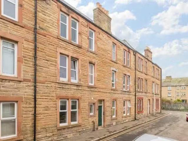 Just in! 1 BA 2 bedroom flat for rent in Downie Place, Musselb.