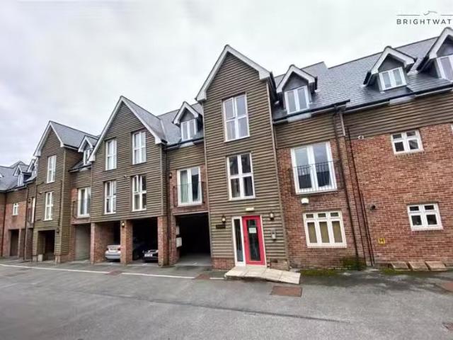 Cheap 1 BA 2 bedroom flat for rent in Forest Gate Court, Ringw.