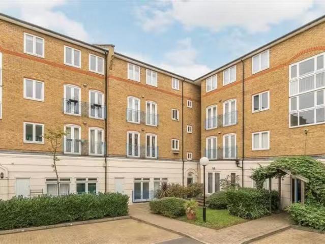 Just in! 1 BA 2 bedroom flat for rent in Fuller Close, Bethnal.