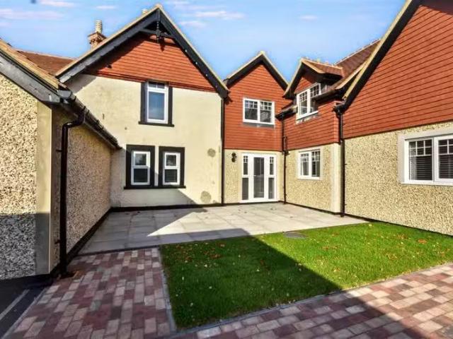 Just in! 1 BA 2 bedroom flat for rent in Hankham Hall Road, Ha.