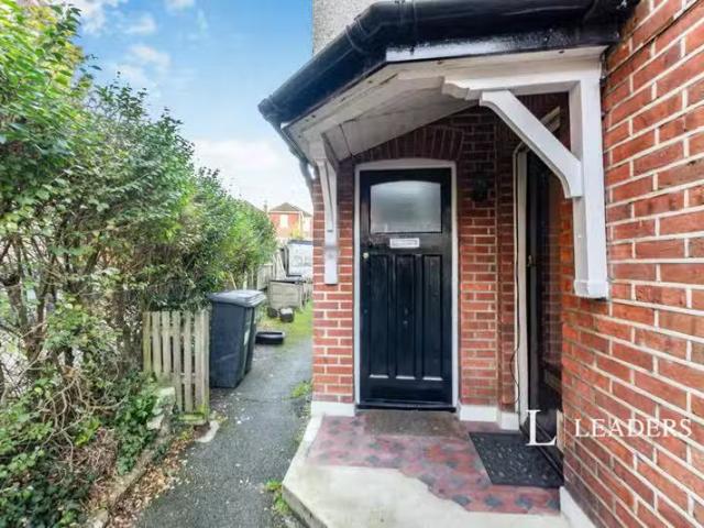 Deal! 1 BA 2 bedroom flat for rent in Hankinson Road, Bournemo.