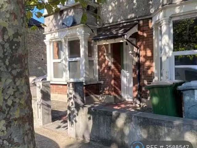 Nice 1 BA 2 bedroom flat for rent in Henniker Gardens, London.