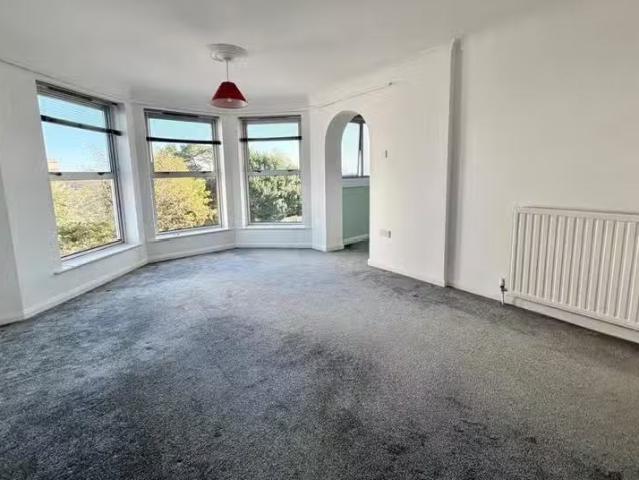 Unique 1 BA 2 bedroom flat for rent in South Cliff, Eastbourne.