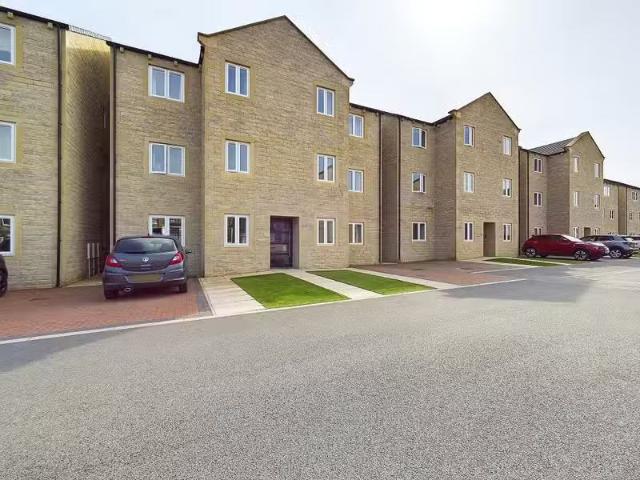 For Rent! 1 BA 2 bedroom flat for rent in Station View, Skipto.
