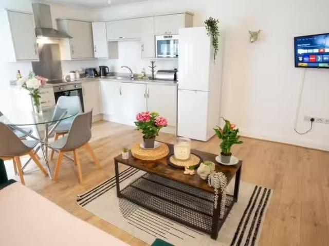 Deal! 1 BA 2 bedroom flat for rent in Surrey Road, Cliftonvill.