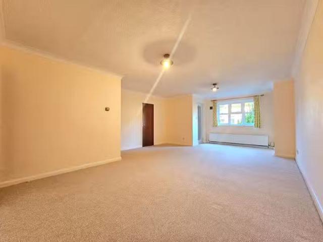 Unique 1 BA 2 bedroom flat for rent in Regents Court, Albemarl.