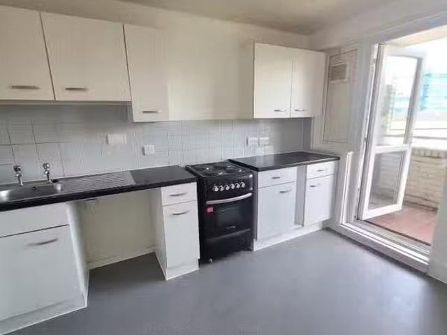 For Rent! 1 BA 2 bedroom flat for rent in Weatherley Close, Lo.