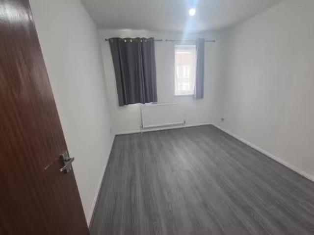 Just in! 1 BA 2 bedroom flat for rent in Wrens Court, Plashet.