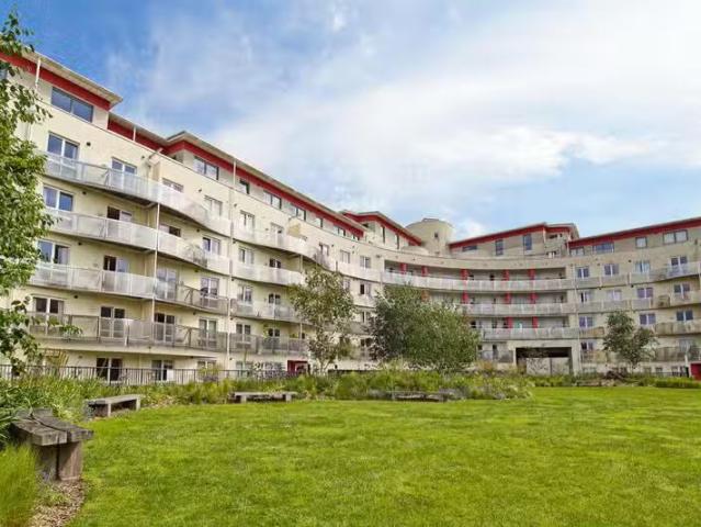 Rental! 1 BA 2 bedroom flat for rent in The Crescent, Hannover.