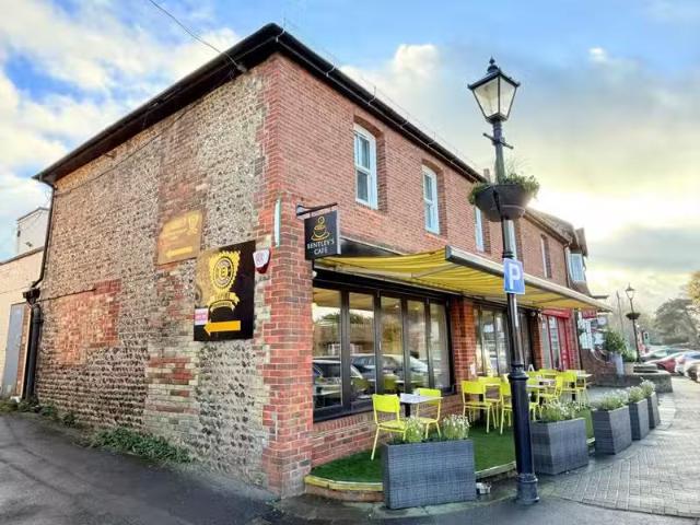 Charming 1 BA 2 bedroom flat for rent in The Square, Angmering.
