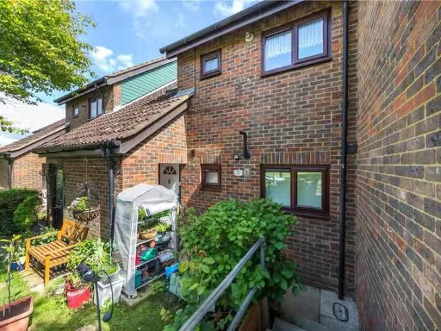 For Rent! 1 BA 2 bedroom flat for rent in The Terrace, Redbour.