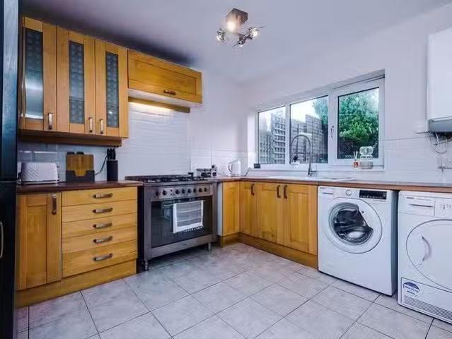 Unique 1 BA 2 bedroom house for rent in Woodington Road, Sutto.