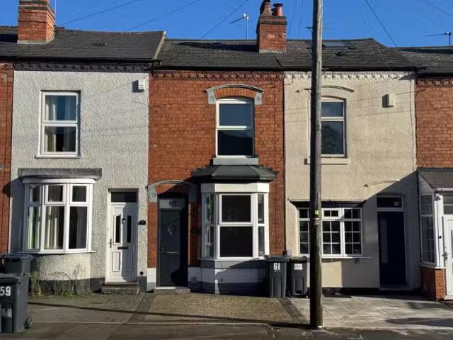 Nice 1 BA 2 bedroom terraced house for rent in Northfield Road.