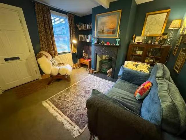 Unique 1 BA 2 bedroom terraced house for rent in College Lane.