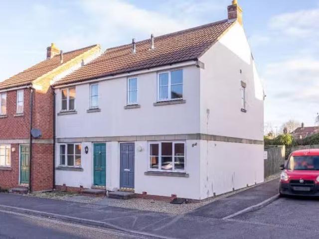 Just in! 1 BA 2 bedroom terraced house for rent in Edward Stre.