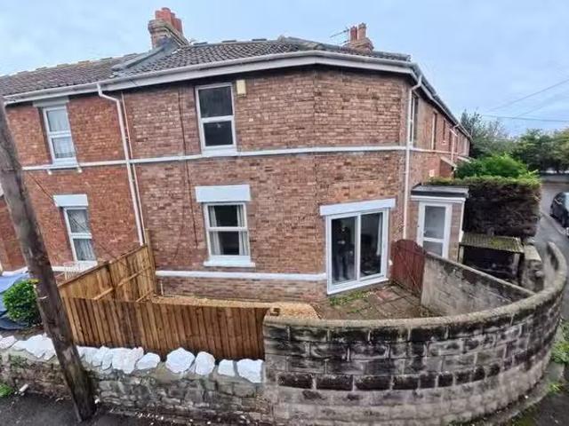 Nice 1 BA 2 bedroom terraced house for rent in Langford Road.