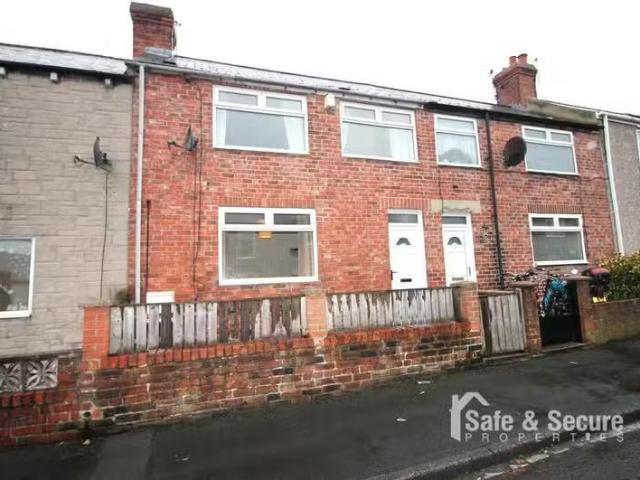 Cozy 1 BA 2 bedroom terraced house for rent in Queens Street.