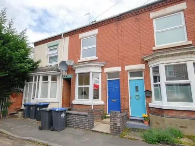 Just in! 1 BA 2 bedroom terraced house for rent in Worcester S.