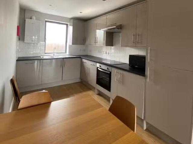 Unique 1 BA 4 bedroom flat for rent in Little Paul Street, Bri.
