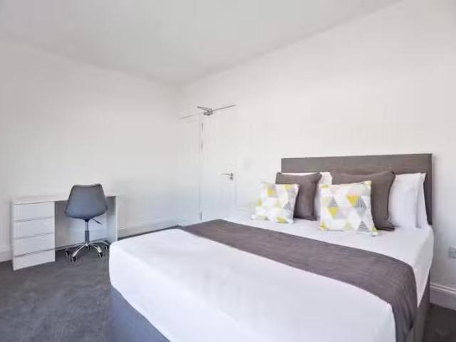 Rental! 1 BA 4 bedroom house for rent in Berkeley Road, Bristo.