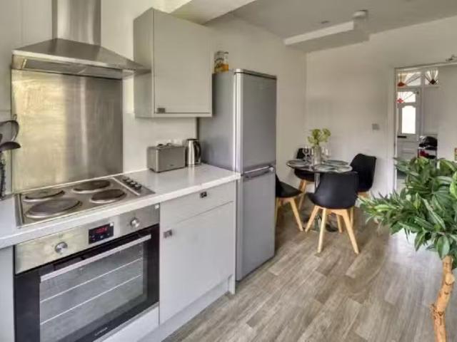 Charming 1 BA 4 bedroom house for rent in Edna Avenue, Brislin.