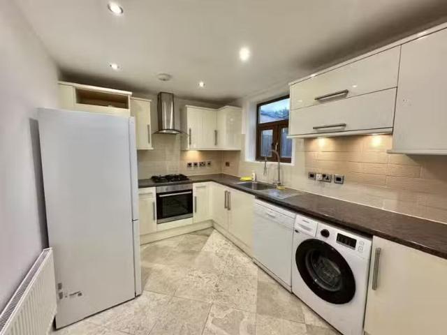 Cheap 1 BA 4 bedroom semi detached house for rent in Buckrell.