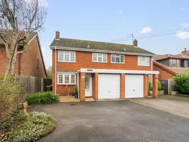 Cheap 1 BA 4 bedroom semi detached house for rent in Warwick R.