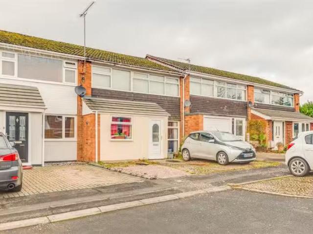 Deal! 1 BA 4 bedroom terraced house for rent in Meadow Close.