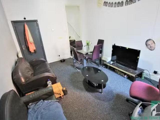 Deal! 1 BA 4 bedroom terraced house for rent in Bristol Road.