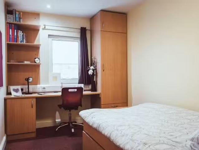 Deal! 1 BA 5 bedroom private hall for rent in Longside Lane, B.