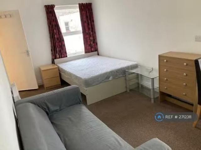 Unique 1 BA Studio flat for rent in East Street, Bedminster, B.