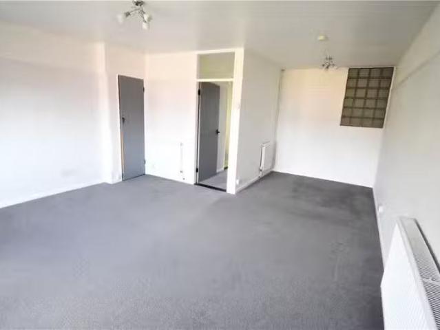 Deal! 1 bedroom apartment for rent in Cliff Court, Cliff Road.
