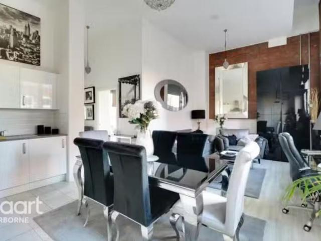 Just in! 1 bedroom apartment for rent in The Boulton, Crockett.