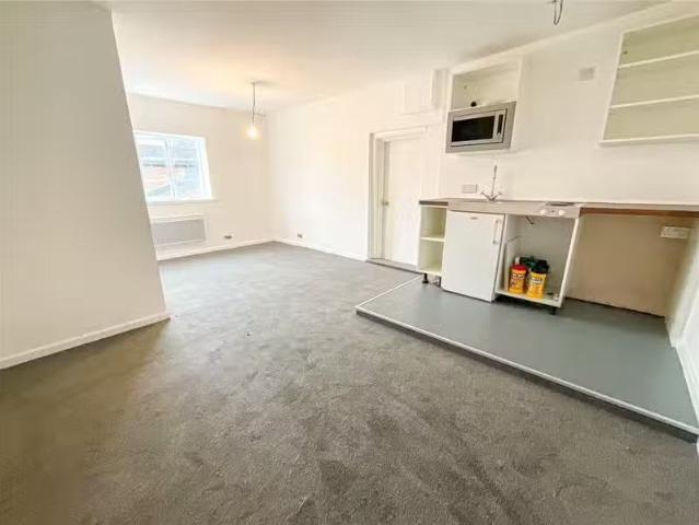 New 1 bedroom apartment for rent in The Square, Elford, Tamwor.