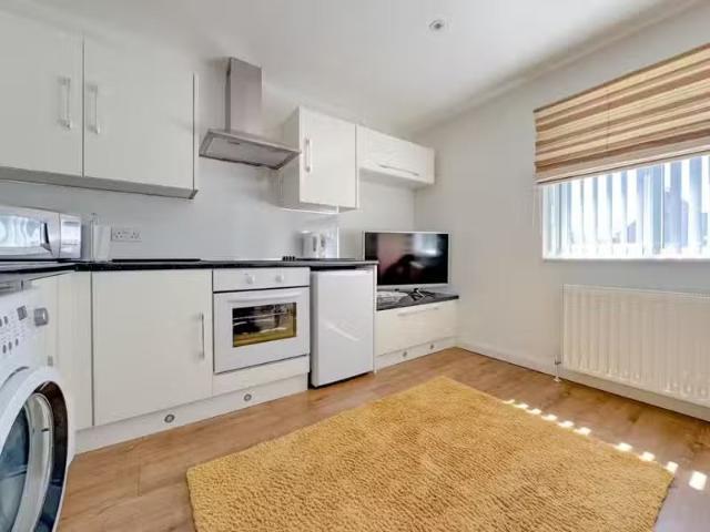 Cozy 1 bedroom detached house for rent in Gloucester Road, Alm.