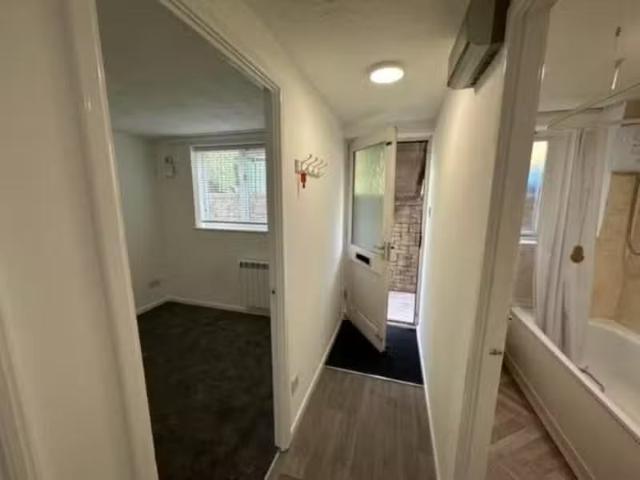 Nice 1 bedroom flat for rent in Coombend House, Coombend, Rad.