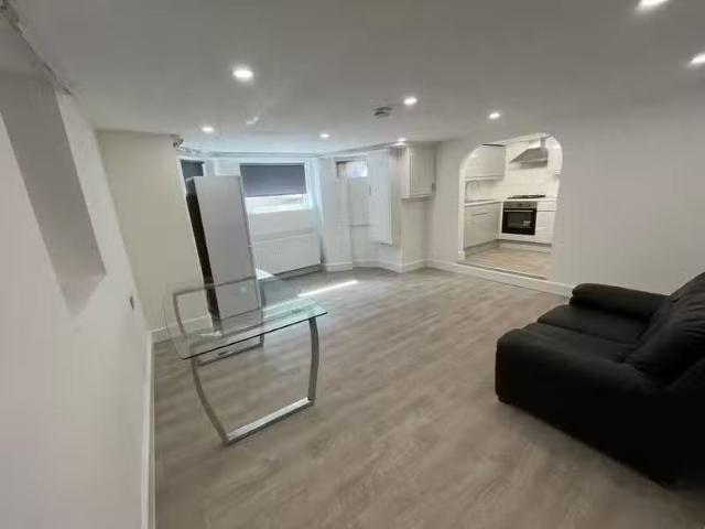 Just in! 1 bedroom flat for rent in Lingwood Road, London, E5