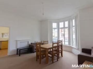 Charming 1 bedroom ground floor flat for rent in Greenhill Roa.