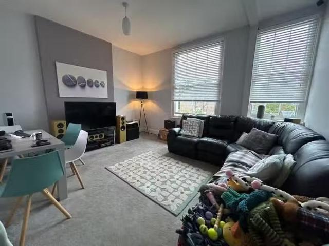 Charming 1 bedroom property for rent in Park Crescent, Worthin.