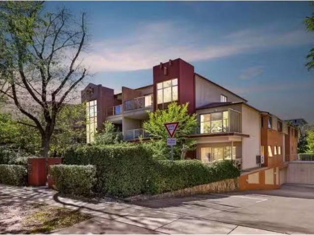 For Rent! 1 BR 15/64 Macleay Street, Turner Apartment for rent.