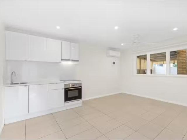 Just in! 1 BR 17A Henrietta Street, Towradgi Apartment for ren.