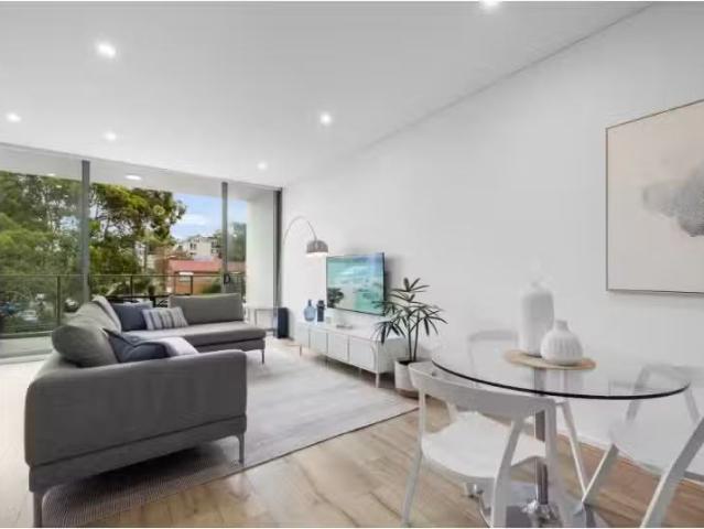 Just in! 1 BR 201A/23 Roger Street, Brookvale Apartment for re.