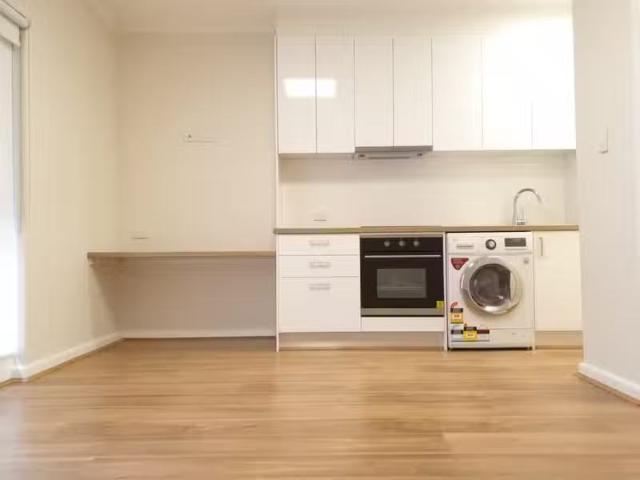 Unique 1 BR 2/143 Booran Road, Caulfield South VIC 3162 Apar.