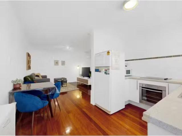 Rental! 1 BR 3/11 Henry Street, Greenslopes Apartment for rent.
