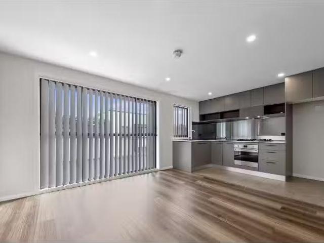 Just in! 1 BR 39A Grassland Street, Rouse Hill Townhouse for r.