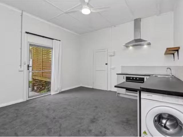 Cheap 1 BR 42 Lambton Road, Waratah Apartment for rent Listed.