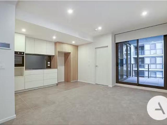 Nice 1 BR 516/327 Northbourne Avenue, Lyneham Apartment for re.
