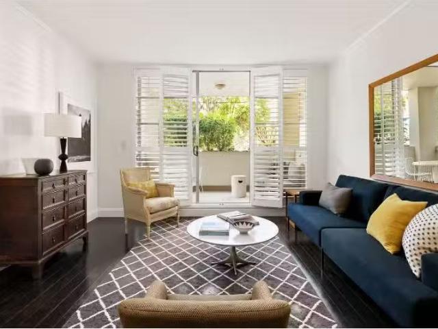 Nice 1 BR 55/228 Moore Park Road, Paddington Apartment for ren.
